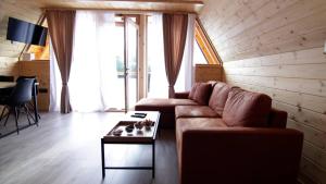 ein Wohnzimmer mit einem Sofa und einem Tisch in der Unterkunft Apartmani Relax in Višegrad