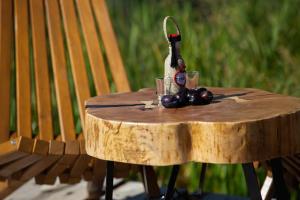 - une table en bois avec une bouteille de vin et des fruits dans l'établissement Apartments River, à Otočac