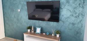 Schlafzimmer mit einem Bett und einem Spiegel an der Wand in der Unterkunft Sunrise by the Sea in Constanţa