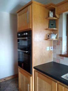 Kuchyň nebo kuchyňský kout v ubytování Luxurious Property, Paddy's Haven, Wild Atlantic Way, County Clare