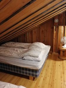 Säng eller sängar i ett rum på Chill Cave - logwood cottage