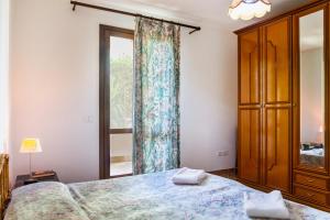 Tempat tidur dalam kamar di Isola Rossa Appartamento 1pt