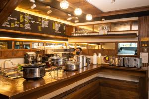 een vrouw in een keuken met potten en pannen op een aanrecht bij Z Hostel in Manilla
