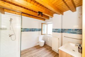 Kúpeľňa v ubytovaní LAGA Surf VILLA by Urdaibai Rentals + 37 fotografií