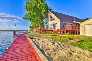 een huis op het water met een houten steiger bij Waterfront Saginaw Bay Retreat with Boat Dock! 