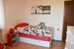 ArmenoにあるVilla in Armenoの小さなベッドルーム(ベッド1台付)が備わります。壁に絵が飾られています。