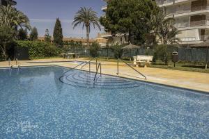 einem Pool mit einer Rutsche in der Mitte in der Unterkunft San Juan Live in Alicante