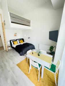 uma sala de estar com uma mesa e uma cama em aday - Harbor Groundfloor Own Entrance - Studio em Aalborg