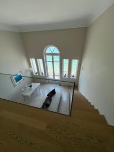 uma sala de estar com uma janela de vidro e um sofá em Luxury Loft on the Sea em Trapani