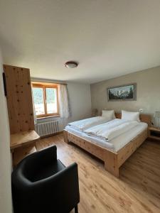 Postel nebo postele na pokoji v ubytování Hotel Adler Garni