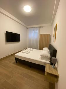 Un pat sau paturi într-o cameră la Art Atelier Apartments