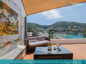 ein Wohnzimmer mit einem Sofa und einem Tisch auf dem Balkon in der Unterkunft Penthouse Guatipiti - HMR Holidays in Rada de Moraira
