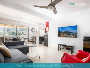 ein offenes Wohnzimmer mit 1. Bildschirm iv und Deckenventilator in der Unterkunft Penthouse Guatipiti - HMR Holidays in Rada de Moraira + 19 Fotos