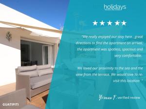 ein Flyer für ein Hotelzimmer mit einem Sofa in der Unterkunft Penthouse Guatipiti - HMR Holidays in Rada de Moraira