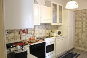 una cucina con armadi bianchi e piano cottura di Casa Algisa a Montegrotto Terme