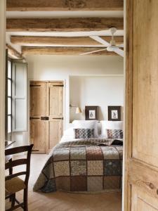 1 dormitorio con cama y techo de madera en Can Bassa, en Madremanya