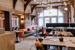 a restaurant with tables and chairs in a room at Hotel Stadt Kassel in Rinteln