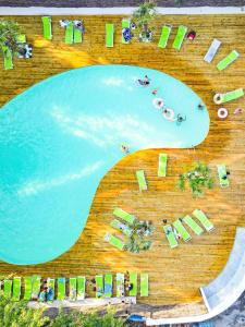 una vista aérea de una gran piscina con gente en ella en Mojo Resort en Eforie Sud