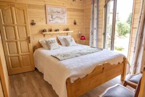 ein Schlafzimmer mit einem Bett in einem Zimmer mit einem Fenster in der Unterkunft Les Flocons de Neige in Bolquere