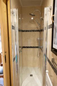 y baño con ducha y puerta de cristal. en Les Flocons de Neige en Bolquere Pyrenees 2000