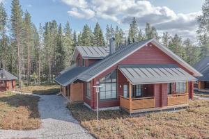 une petite maison rouge avec un toit métallique dans l'établissement Levillas Sointuilevi 1B66, 2 ski pass included, à Levi