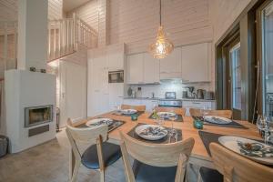 uma cozinha e sala de jantar com mesa e cadeiras em Levillas Sointuilevi 1B66, 2 ski pass included em Levi