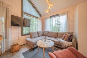 uma sala de estar com um sofá e uma mesa em Levillas Sointuilevi 1B66, 2 ski pass included em Levi