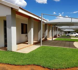ein Gebäude mit einem Auto auf einem Parkplatz in der Unterkunft Pro Plants Accommodation in Kimberley