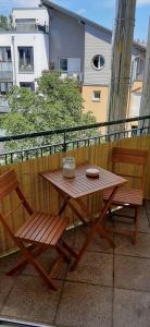 - Balcón con mesa de madera y 2 sillas en Das kleine Liesl in der Neustadt mit Parkplatz en Dresden