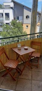 d'une table en bois et de deux chaises sur un balcon. dans l'établissement Das kleine Liesl in der Neustadt mit Parkplatz, à Dresde