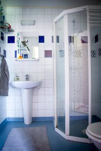 a bathroom with a glass shower and a sink at Bakgården i Revsund in Gällö