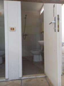 une porte ouverte menant à une salle de bains pourvue de toilettes. dans l'établissement Agriturismo Vignavecchia, à Vignacastrisi