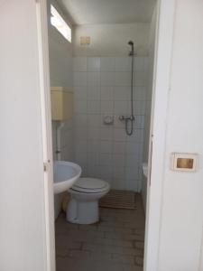 łazienka z toaletą i umywalką w obiekcie Agriturismo Vignavecchia w mieście Vignacastrisi