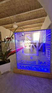 a room with a blue lit up room with a table at Mé Besito in Ari