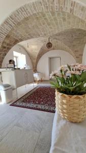 una habitación con una cesta de flores en una mesa en Mé Besito en Ari