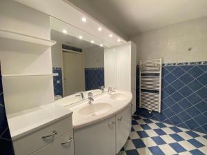 a bathroom with a sink and a mirror at Callantsoger Staete A109 in Callantsoog