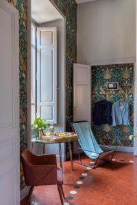 a room with a table and chairs and a window at Glance in Rome in Rome