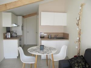 - une petite cuisine avec une table et des chaises dans la chambre dans l'établissement Venez vous ressourcer sur les falaises de Meschers, à Meschers-sur-Gironde