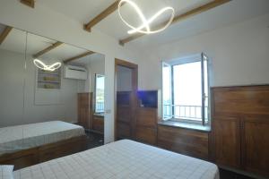1 Schlafzimmer mit 2 Betten und einem Kronleuchter in der Unterkunft Albero Maestro on Bussana seaside in Sanremo