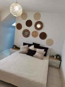 een slaapkamer met een groot bed met meerdere spiegels aan de muur bij Sweety in Sliven