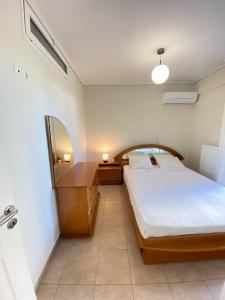Postel nebo postele na pokoji v ubytování Cozy 2 Room Apartment With Garden near Athens Air-Port