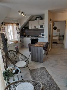 een keuken en een woonkamer met een tafel en stoelen bij Sweety in Sliven