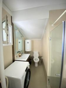 Koupelna v ubytování Cozy 2 Room Apartment With Garden near Athens Air-Port