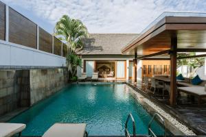 ein Swimmingpool im Hinterhof eines Hauses in der Unterkunft The Samaya Seminyak Bali in Seminyak