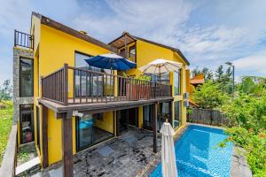 Bazén v ubytování May Villa 6BR Beachfront An Bang Beach Hoi An by Beachside Boutique Homes nebo v jeho okolí