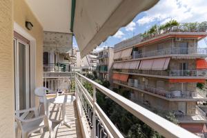- Balcón con mesa, sillas y edificios en Pagrati 2 bedrooms 5 persons apartment by MPS, en Atenas