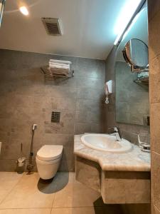 uma casa de banho com um WC e um lavatório em Dweik Hotel 2 em Aqaba