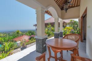 Villa Mata Hari的阳台或露台