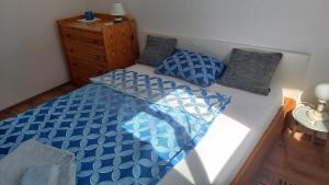 A bed or beds in a room at Zámor Nyaraló