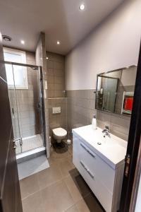 een badkamer met een wastafel, een douche en een toilet bij Théa : Studio avec parking privé - Actif+ Location- in Marseille